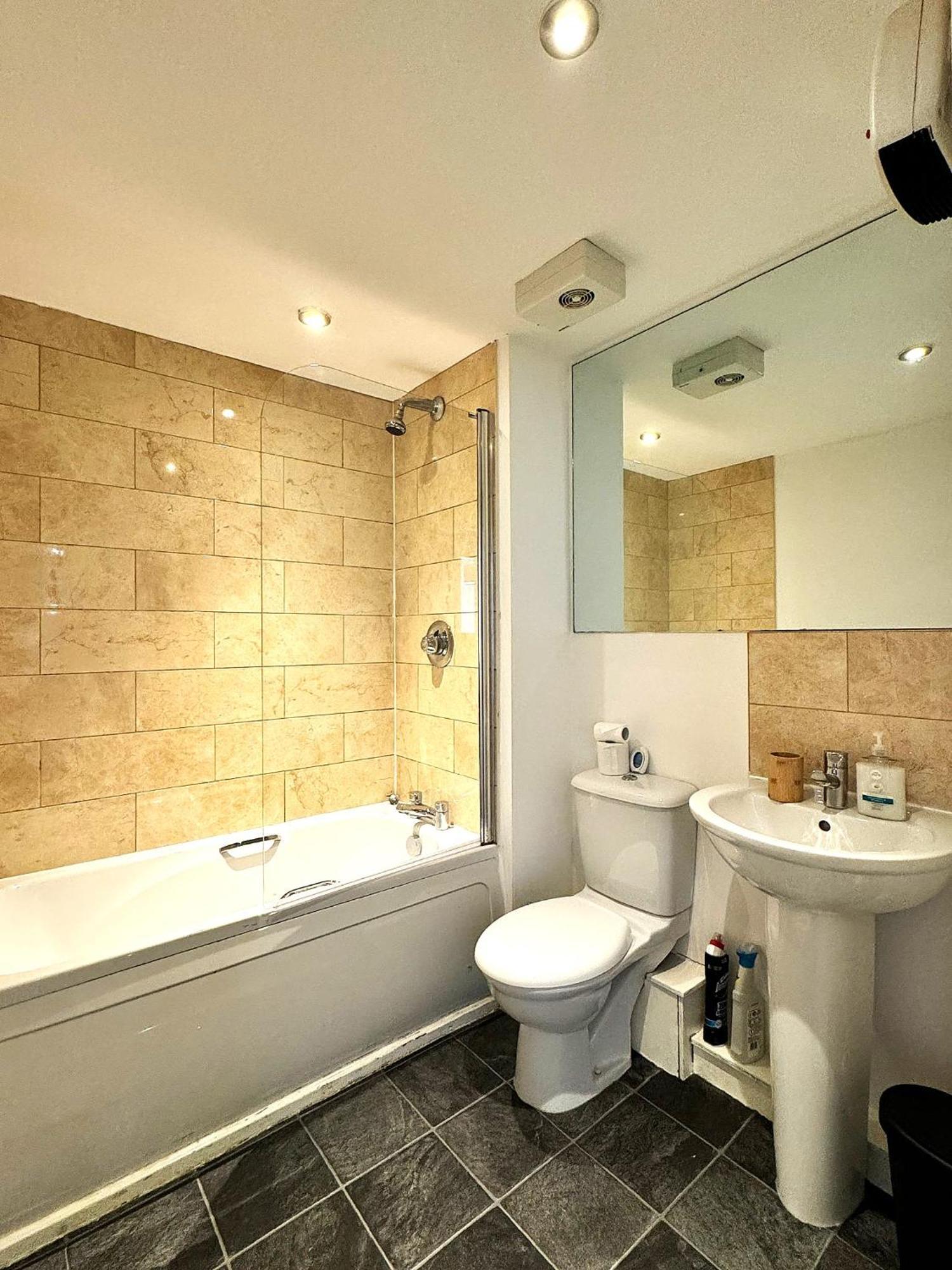 2 Bed Ensuite With Balcony And Free Onsite Secure Parking Manchester Ngoại thất bức ảnh